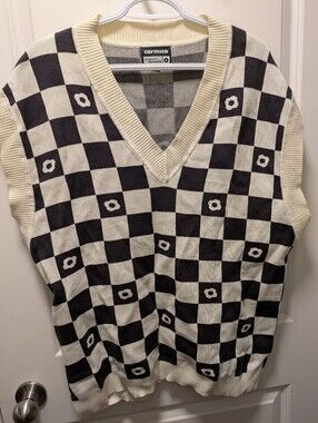 Carmico Checkerboard V‑Neck Sweater Vest in Cream & Black